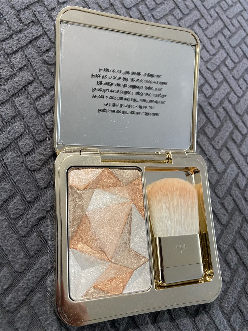 Cle de Peau Beaute Luminizing face enhancer